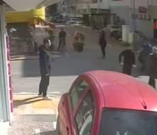 Otomobil ile &ccedil;arpışan motosikletli metrelerce savruldu