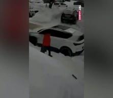 Rusya'da bir kadının &uuml;zerine dev kar k&uuml;tlesi d&uuml;şt&uuml;