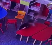 Sabitlenmeyen masa felaket getirdi: K&uuml;&ccedil;&uuml;k &ccedil;ocuğun parmakları masanın altında ezildi