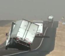 Şiddetli r&uuml;zgar devasa tırı devirdi