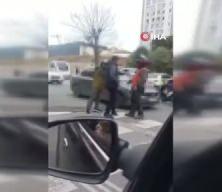 Trafikte silah &ccedil;eken ş&uuml;pheli kıskıvrak yakalandı