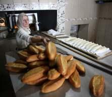 Yaylanın dumanı t&uuml;ten tek fırınında ekmekler kadın ustadan