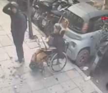 Yolda y&uuml;r&uuml;rken başına sıva par&ccedil;aları d&uuml;şen &ccedil;ocuk yaralandı!