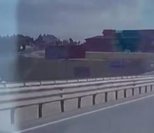 Pes artık dedirten olay! 87 yaşındaki s&uuml;r&uuml;c&uuml; metrelerce ters şeritte s&uuml;rd&uuml;