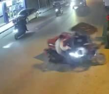 Adana'da motosikletin karıştığı kaza anı y&uuml;rekleri ağza getirdi