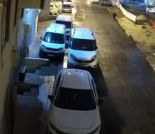 Sokak k&ouml;peklerinin dehşeti kamerada: Teravih d&ouml;n&uuml;ş&uuml; yaşlı kadına saldırdılar