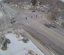 ABD'de kırmızı ışıkta bekleyen iki ara&ccedil; yolda oluşan obruğa d&uuml;şt&uuml;