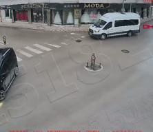 Amasya'da korkun&ccedil; olay! Ters y&ouml;ne girdi, araca &ccedil;arpıp nehre u&ccedil;tu! Anne-kızın mucize kurtuluşu...