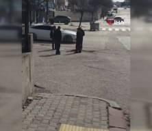 Başkentte belediyeden umudu kesen vatandaşlar k&ouml;stebek yuvasına d&ouml;nen yolları kendileri onardı