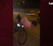 Bisikletli gen&ccedil; otoyolda feci şekilde can verdi! O anlar kamerada