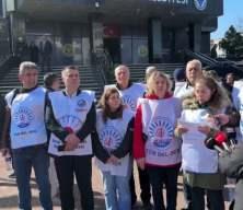 Buca Belediyesinde g&ouml;revli memurlar &ouml;denmeyen alacakları i&ccedil;in eylemlerini s&uuml;rd&uuml;rd&uuml;