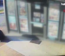 Oturduğu yerde aracın altında kalmaktan saniyelerle ile kurtuldu