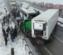 Erzurum'da kara yolu savaş alanına d&ouml;nd&uuml;: Peş peşe zincirleme kaza: 1 &ouml;l&uuml;, 31 yaralı