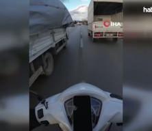 Faciadan d&ouml;n&uuml;ld&uuml;: Kamyonetten sarkan branda ipi motosikletliyi yola savurdu