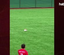 Futbol tarihinde g&ouml;r&uuml;lmemiş olay: Kalecinin vurduğu top martıya &ccedil;arptı!