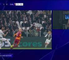 İkinci sarı karta itiraz etmişlerdi! VAR'da izleyen hakem Lloyd Kelly'yi direkt attı