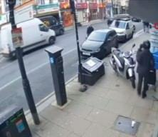 İngiltere'de film sahnelerini aratmayan olay: T&uuml;rk kuyumcuya palalı soygun