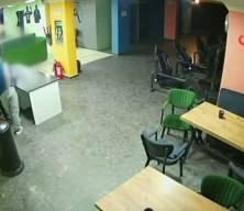 İnternet kafede &ccedil;ocuğun &ccedil;ocuğu bı&ccedil;akladığı anlar kan dondurdu