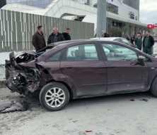 İstanbul&rsquo;da korkutan kaza: Ara&ccedil; okul duvarına &ccedil;arptı