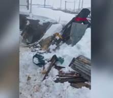 Kars'ta 2 ahır &ccedil;&ouml;kt&uuml;, 4 b&uuml;y&uuml;kbaş hayvan telef oldu