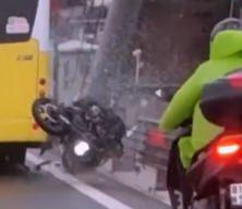 K&ouml;pr&uuml;de otob&uuml;s ve bariyer arasına giren motosikletli havada taklalar attı!