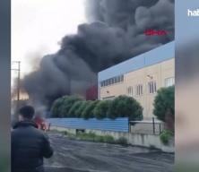 İzmir'de geri d&ouml;n&uuml;ş&uuml;m fabrikasında yangın: G&ouml;ky&uuml;z&uuml; dumanla kaplandı