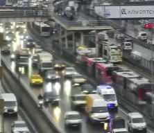 Metrob&uuml;s durağında iki metrob&uuml;s &ccedil;arpıştı! Kazada 4 kişi yaralandı