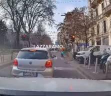 Milano'da tramvay faciası: Bir anda raydan &ccedil;ıkıp kaldırıma daldı