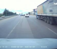 Otomobilin bariyere &ccedil;arptığı kaza anı kamerada