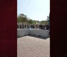 Pakistan'da ABD'ye &ouml;fke tırmandı! G&ouml;stericiler ABD konsolosluğuna saldırdı