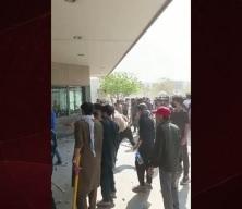 Pakistan'da ABD'ye &ouml;fke tırmandı! G&ouml;stericiler ABD konsolosluğuna saldırdı