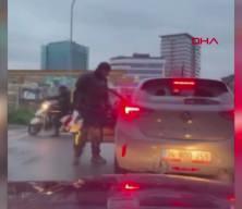 Pendik'te tartıştığı s&uuml;r&uuml;c&uuml;y&uuml; kolundan tutup otomobilden indirmeye &ccedil;alıştı