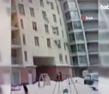 Rusya&rsquo;da, yedinci kattan d&uuml;şen &ccedil;ocuğu apartman g&ouml;revlisi kurtardı
