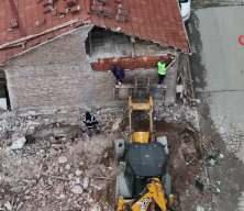 Yol &ccedil;alışması kabusa d&ouml;nd&uuml;: Belediye ekipleri, yaşlı &ccedil;iftin evini başlarına yıktı