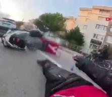 Bursa'da kuryenin ara&ccedil;ların arasından ge&ccedil;mek istemesi kazaya davetiye &ccedil;ıkardı