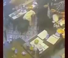istanbul'da bir restoranda yemek yiyen şahsı yemekten &ccedil;ıkan b&ouml;cek ısırdı