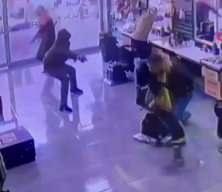 Adana'da berberde b&ouml;yle ateş etti: 1 yaralı