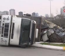 Ataşehir&rsquo;de hurda y&uuml;kl&uuml; kamyon d&ouml;n&uuml;ş yaptığı sırada devrildi