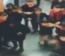 &Ccedil;ocuğuna kartopu atan &ccedil;ocuğu okul koridorunda darp etti