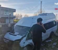 Diyarbakır'da iş&ccedil;ileri taşıyan minib&uuml;s, bah&ccedil;e duvarına &ccedil;arptı