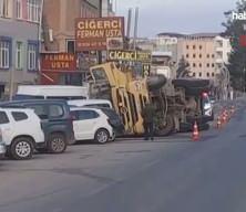 Diyarbakır&rsquo;da saman y&uuml;kl&uuml; tır devrildi: 7 ara&ccedil; hasar g&ouml;rd&uuml;