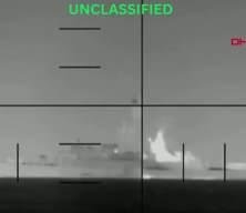 ABD, İran&rsquo;a ait savaş gemisinin torpido ile vurulma anlarını paylaştı