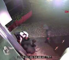 G&ouml;kt&uuml;rk&rsquo;te 2 dakikada 18 milyon liralık soygun kamerada: G&uuml;venlik g&ouml;revlisi engel olmaya &ccedil;alıştı