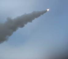 İran f&uuml;zelerle İsrail'i vurmaya devam ediyor!  Beerşaba'da f&uuml;ze d&uuml;şme anı kamerada