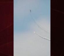 İran f&uuml;zesi bir u&ccedil;ağı d&uuml;ş&uuml;rd&uuml;, bir ABD jeti ise kıl payı atlattı