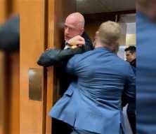 İran'a saldırıları protesto eden eski ABD askerinin kolunu kırıp g&ouml;zaltına aldılar!