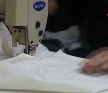 İş yerinin camına astığı "Kefene cep dikilir" yazısıyla ilgi odağı olan esnaf, yazıyı cimrilerin inadına kaldırmıyor