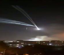 İran hipersonik f&uuml;zeyle vurdu! İsrail'deki b&uuml;y&uuml;k patlama kamerada!