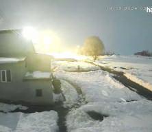 Kars'ta kurt s&uuml;r&uuml;s&uuml;n&uuml; k&uuml;rekle kovalayan besici g&uuml;venlik kamerasında