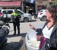 Kasktan ceza yememek i&ccedil;in plakasını kapatan s&uuml;r&uuml;c&uuml; &ouml;deyeceği cezayı duyunca şaştı kaldı